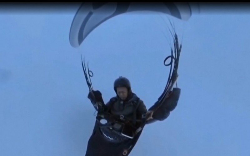 Homem sobrevive a voo acidental de parapente a 8 mil metros de altitude | abc+