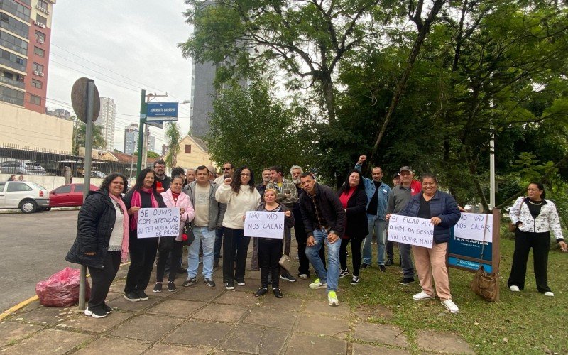 População faz protesto em frente à Câmara de Novo Hamburgo após vereador dar voz de prisão durante a sessão | abc+
