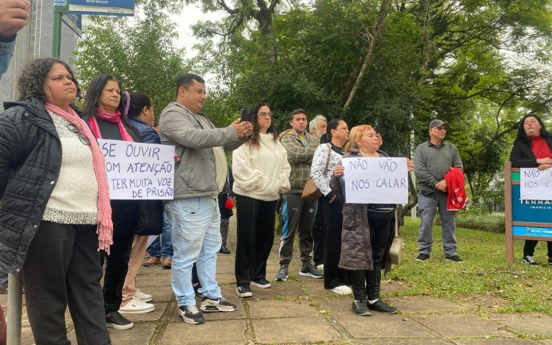População faz protesto em frente à Câmara de Novo Hamburgo após vereador dar voz de prisão durante a sessão | abc+