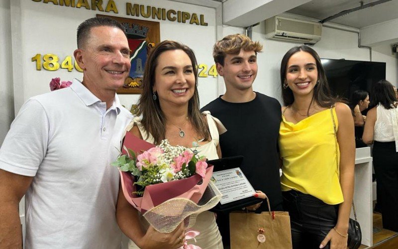 vice-prefeita Regina Caetano recebeu a homenagem em março