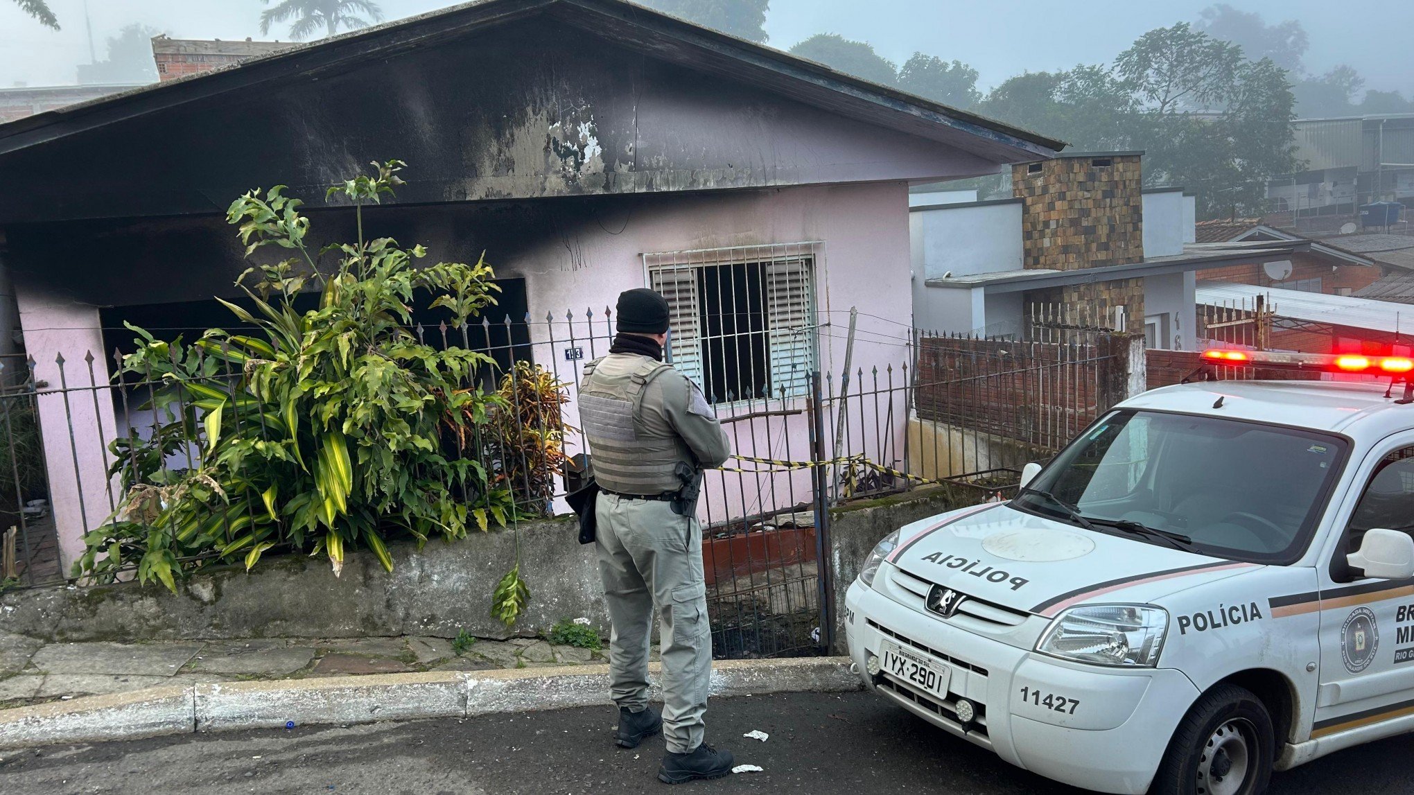 Mulher é socorrida desacordada com 50% do corpo queimado após incêndio em residência em Novo Hamburgo