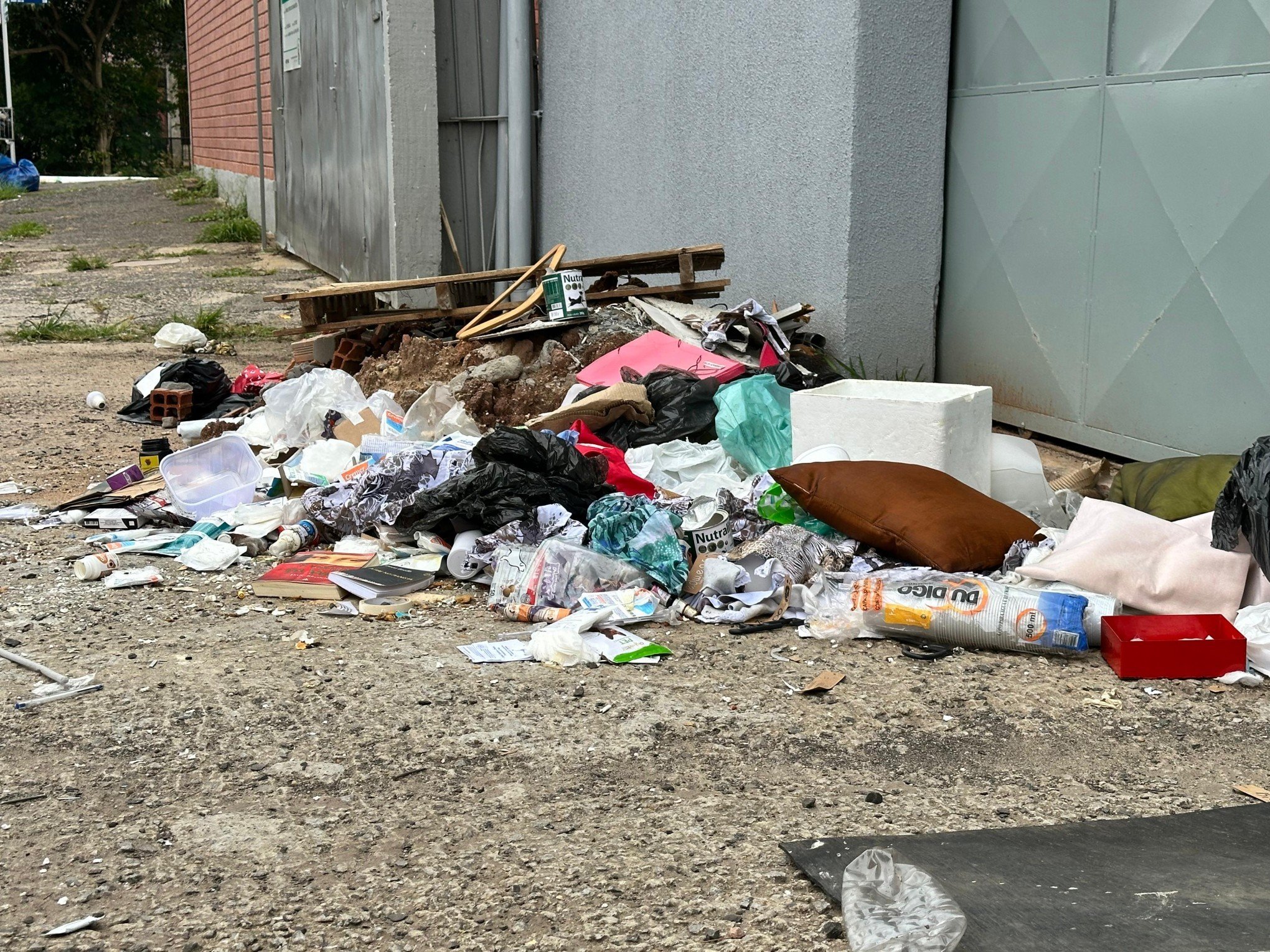 Calçada amanhece com pilha de lixo e até rato morto em Novo Hamburgo; entenda situação