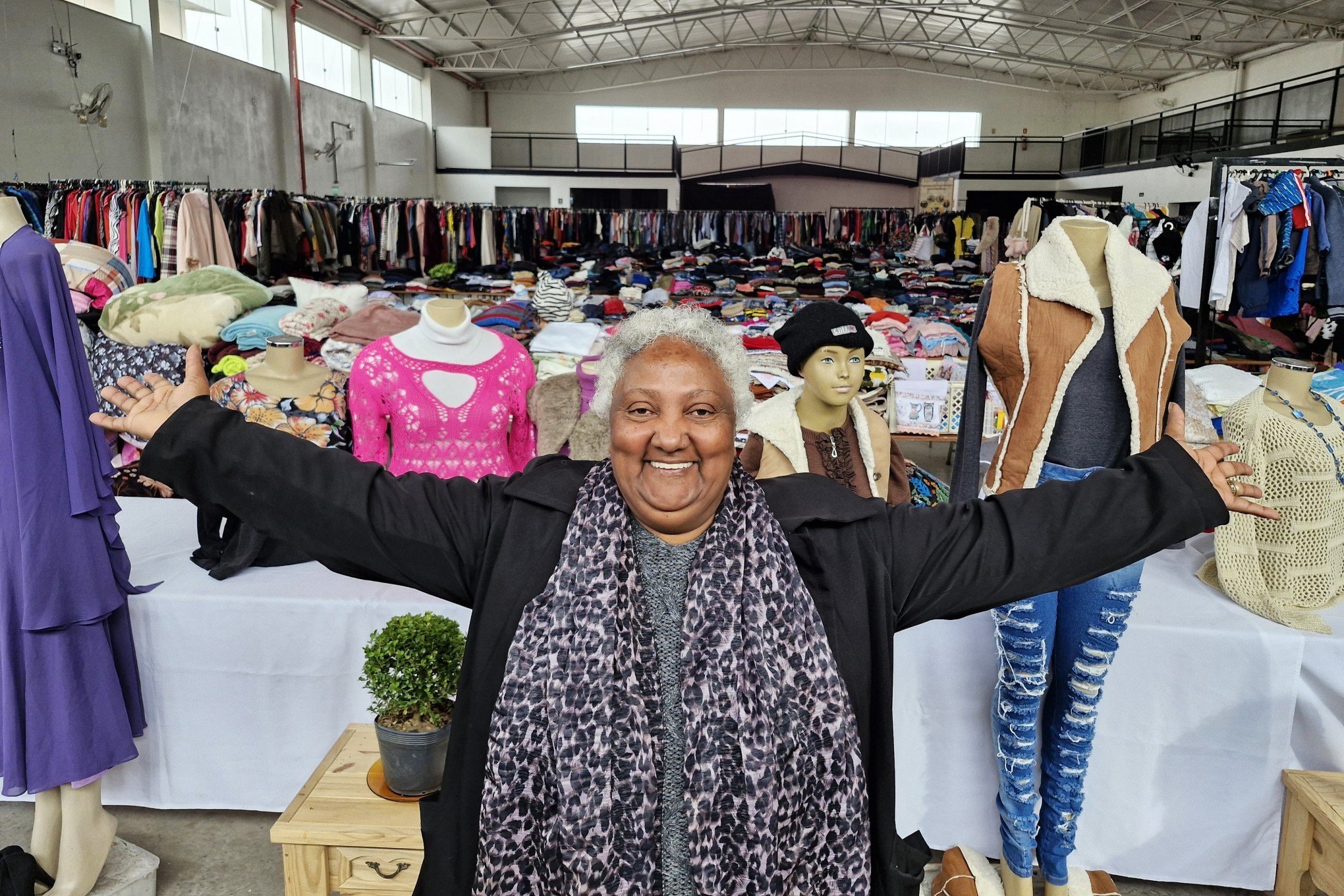 Megabazar da Cáritas de Canudos promete roupas para todos e sustento para mais de 400 famílias