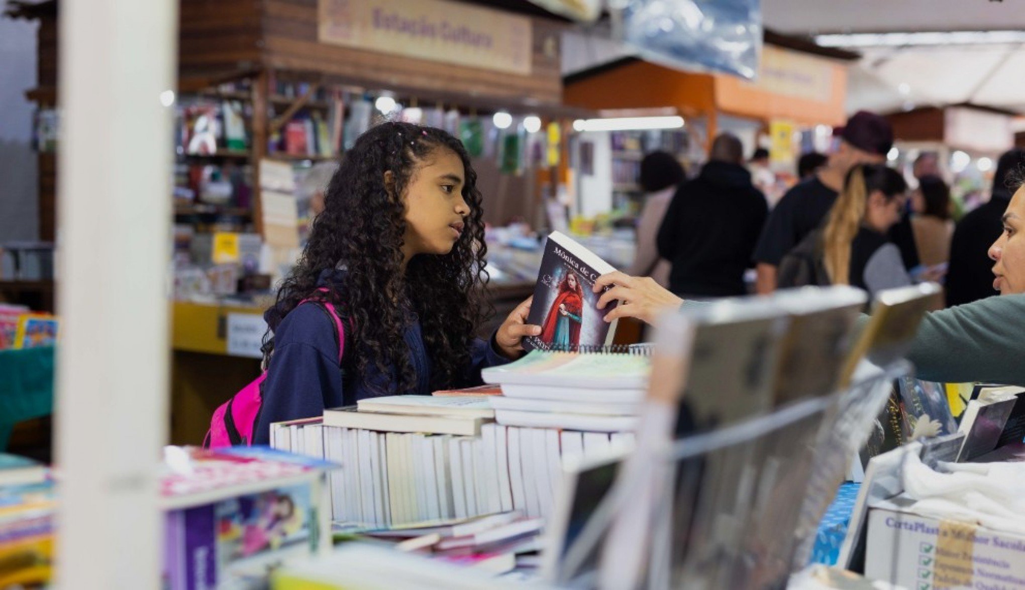 Sem dinheiro, mas com agenda cultural: Feira do Livro confirmada pela Prefeitura em 2025