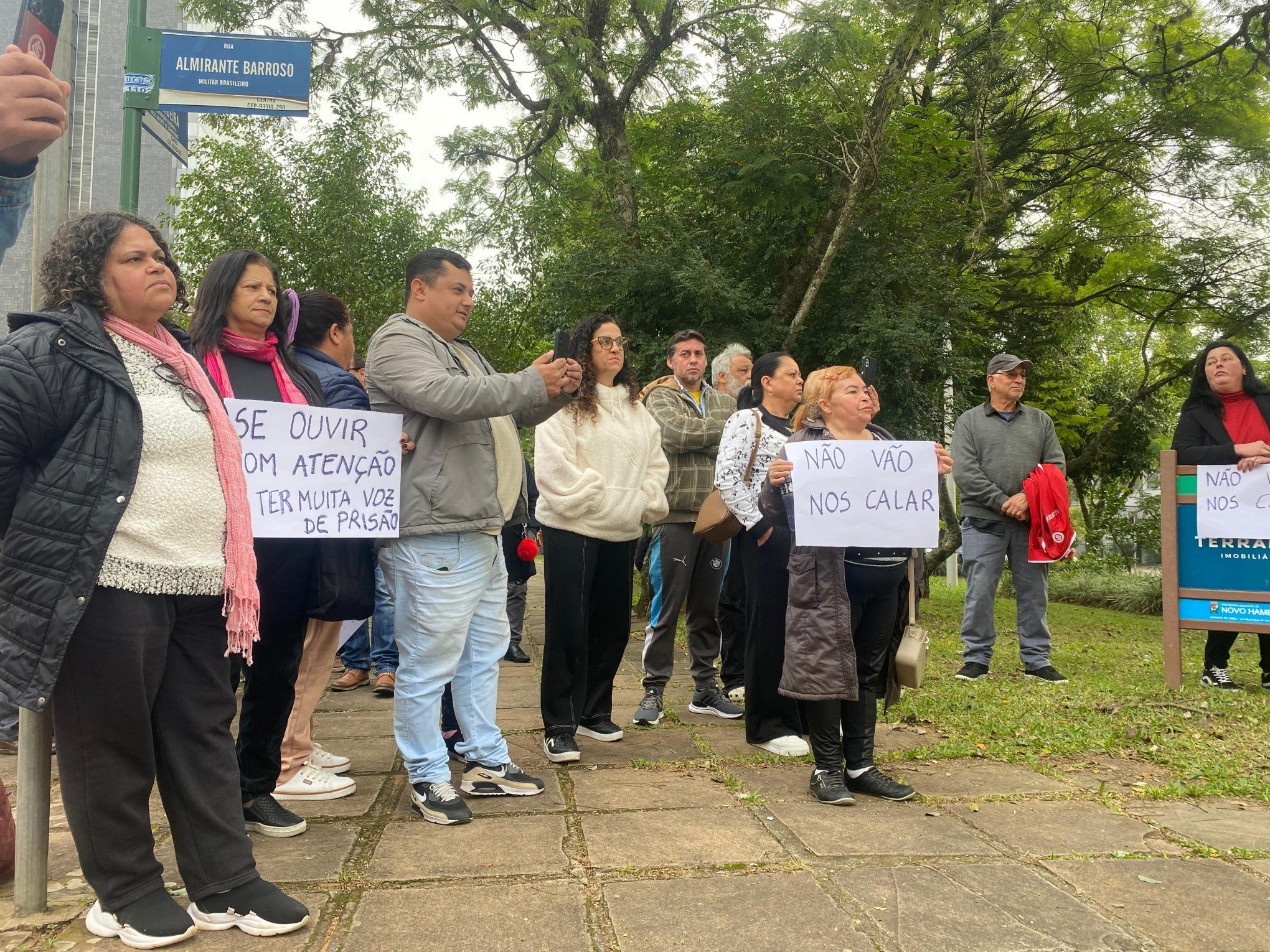 População faz protesto em frente à Câmara de Novo Hamburgo após vereador dar voz de prisão durante a sessão