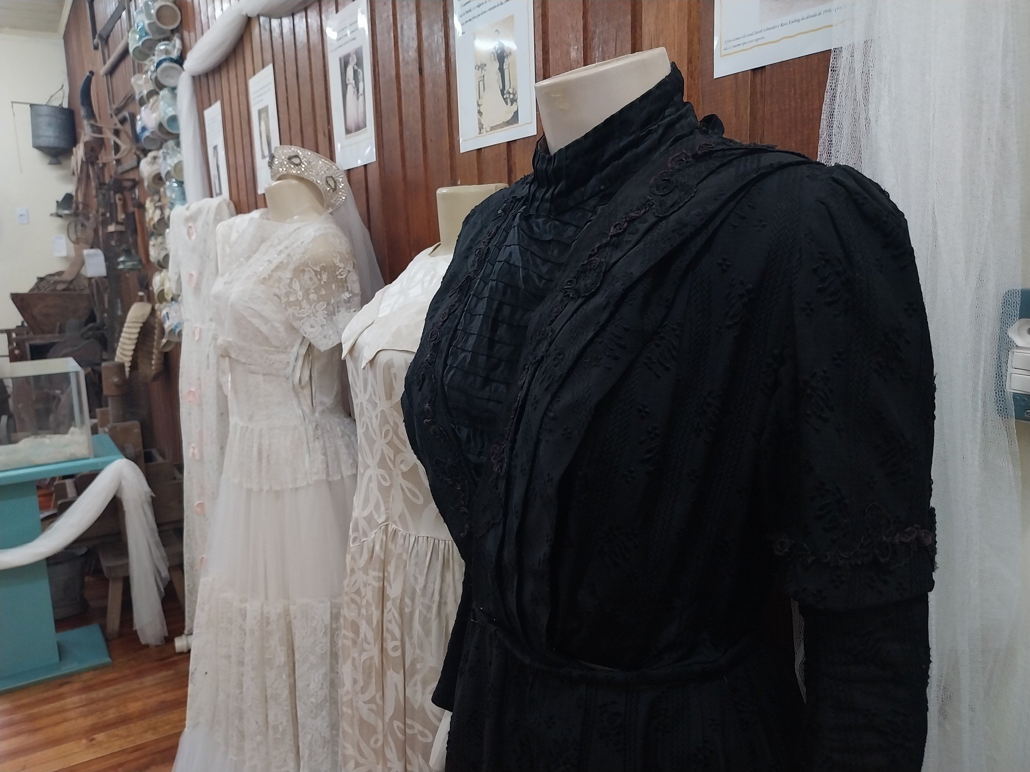 Museu histórico de cidade da região exibe acervo de vestidos de noiva em exposição sobre casamento