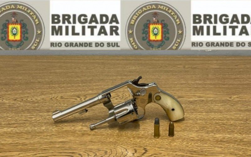 Revólver apreendido com suspeitos teria sido usado para balear PM na noite desta segunda-feira (2), segundo a Brigada Militar 