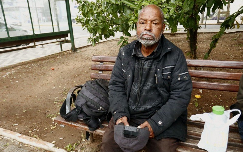 Lúcia Ubirajara, 65 anos, vive circulando pelo Centro desde o ano passado, quando perdeu a esposa