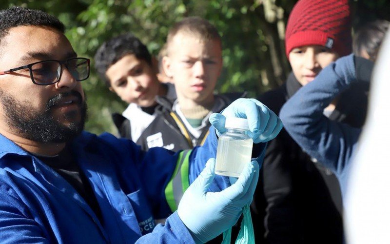 Na programação da Semana do Meio Ambiente de Esteio, estudantes acompanharam processo de verificação da qualidade da água dos arroios