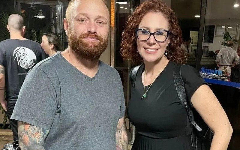 Carla Zambelli fez foto com Walter Delgatti Neto e postou nas redes sociais | abc+