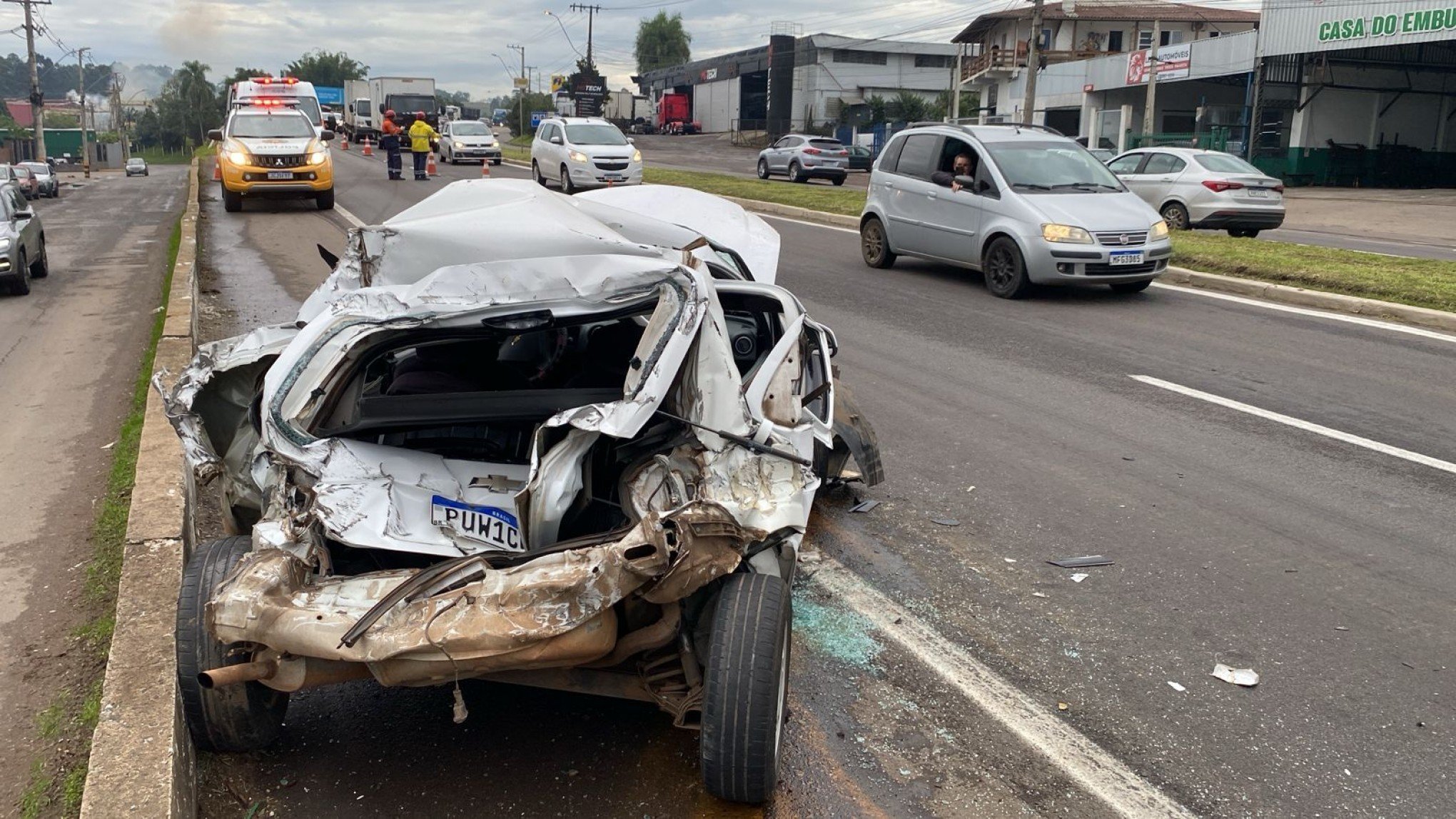 RS-240: Acidente entre carro e carreta deixa pelo menos uma pessoa ferida na região