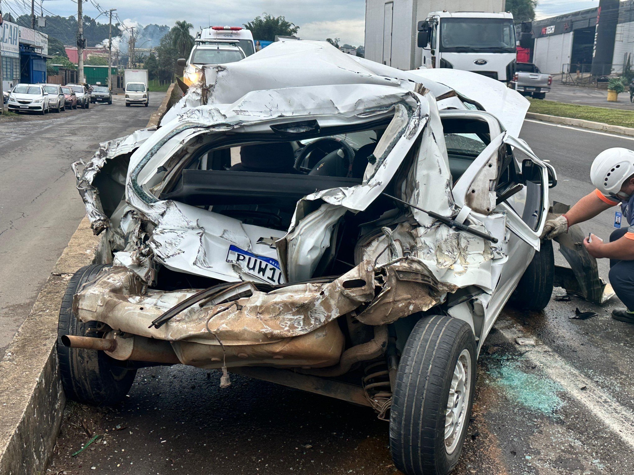 RS-240: Passageira ferida é mãe de motorista de carro que teve traseira destruída em acidente com carreta na região