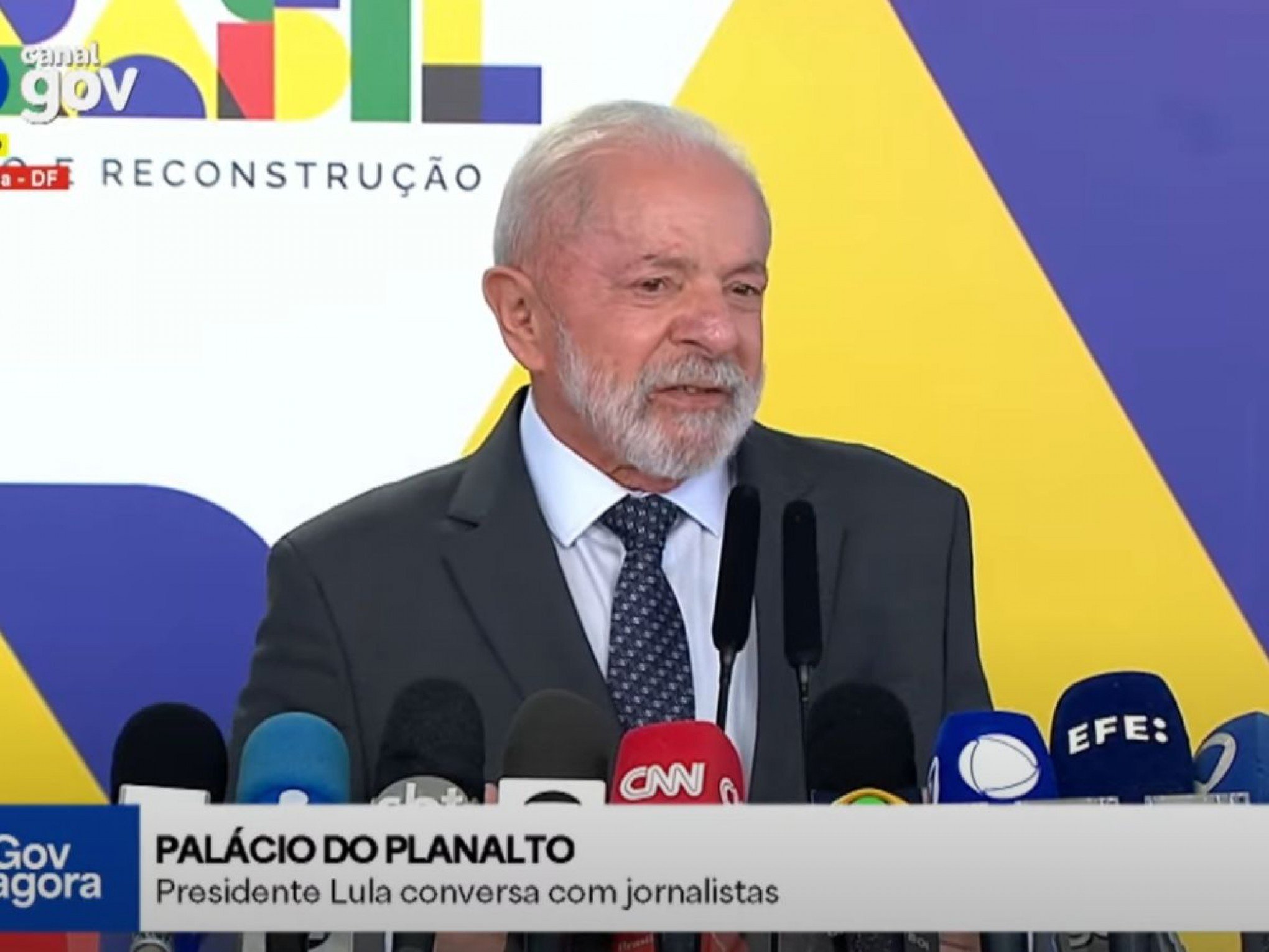 Lula fala com jornalistas; assista