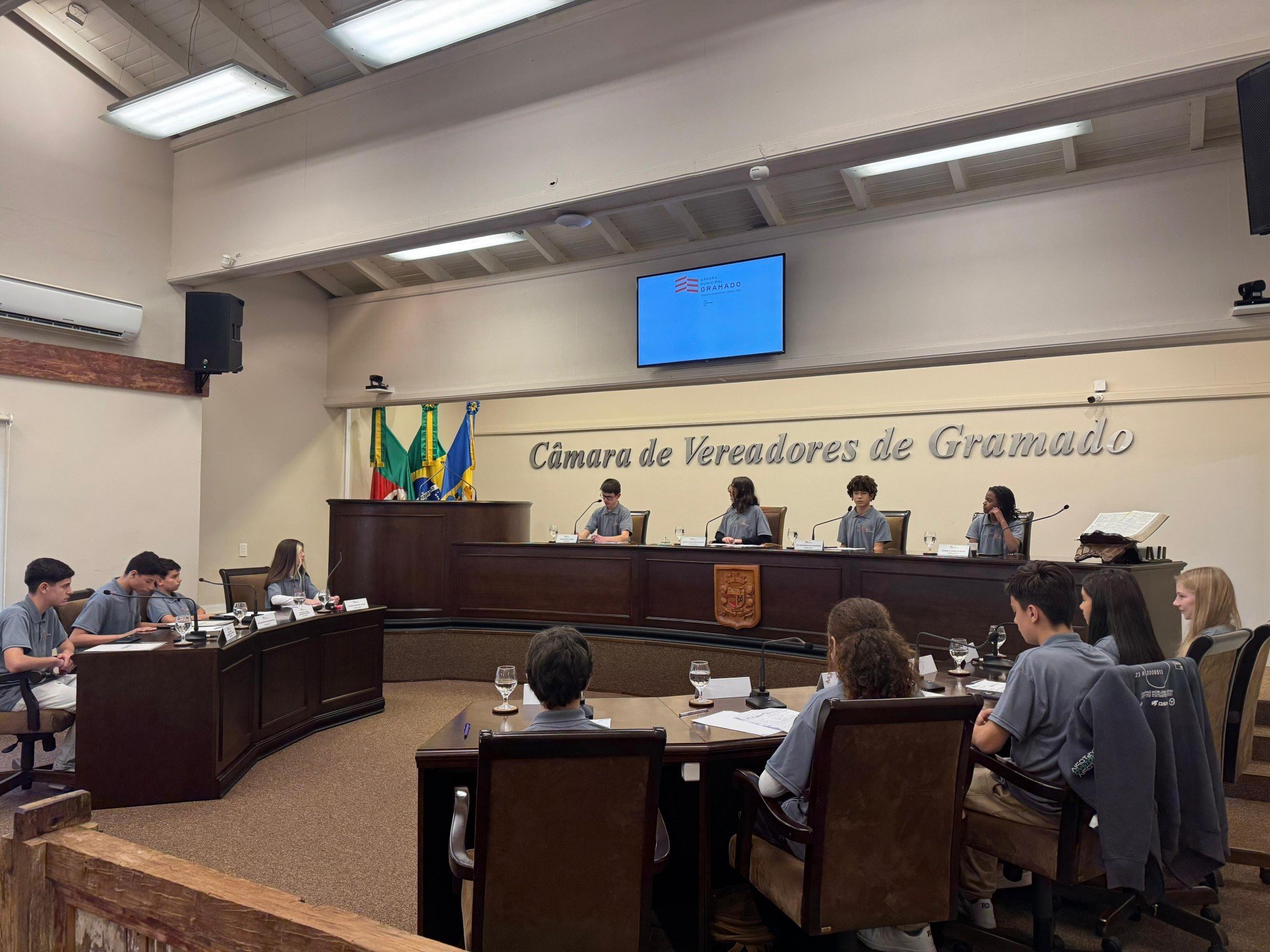 Vereadores jovens de Gramado apresentam mais de 40 demandas em estreia no plenário