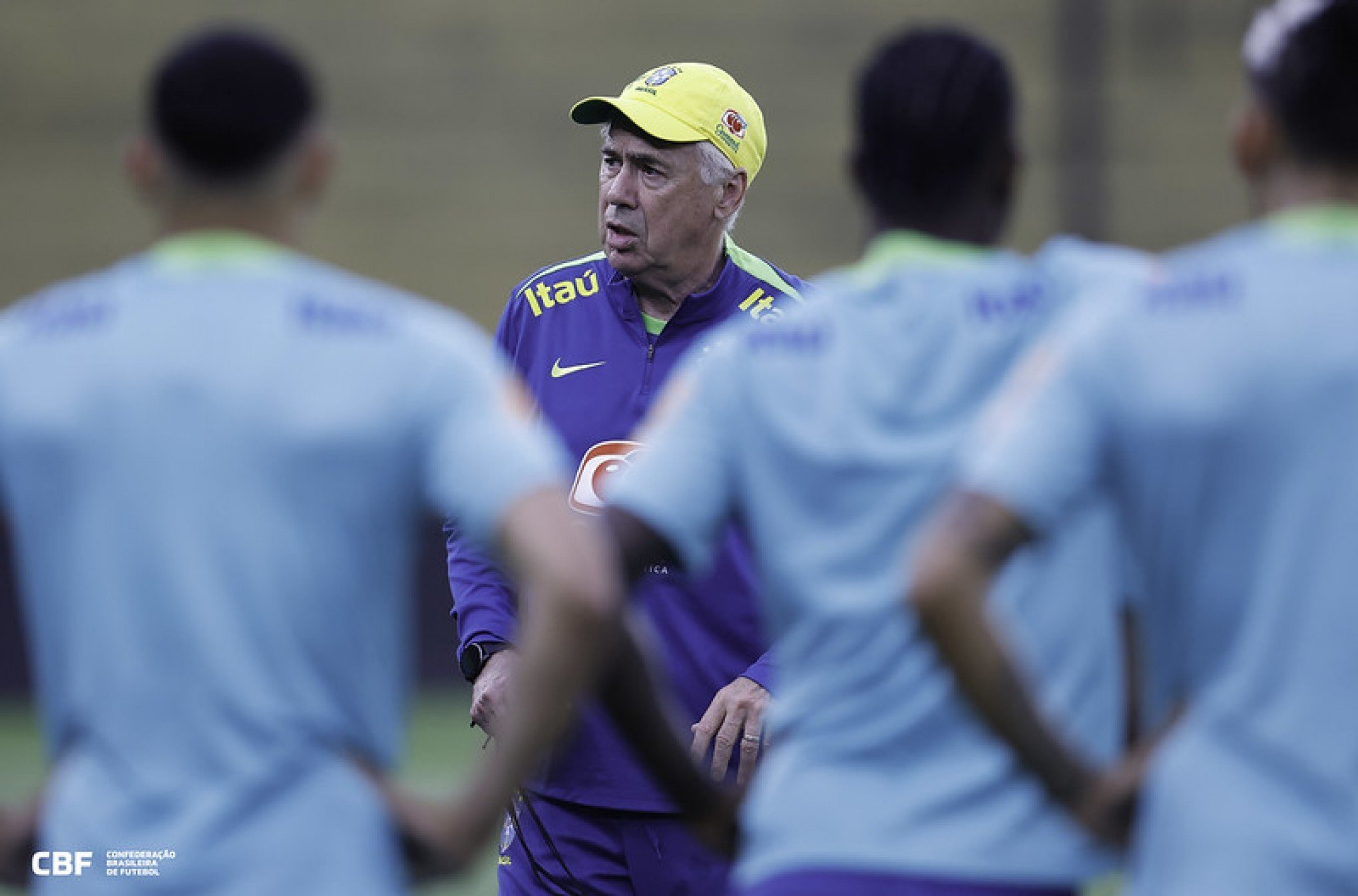 "Sei, mas não vou dizer": Ancelotti despista sobre escalação da seleção brasileira na sua estreia