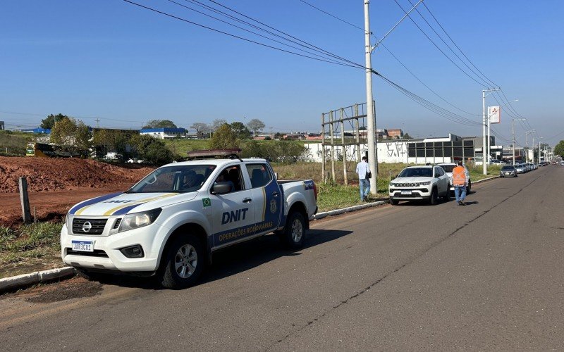 Equipes do Dnit e do Consórcio BR-116 Norte realizaram trabalho às margens da BR-116 em Novo Hamburgo | abc+