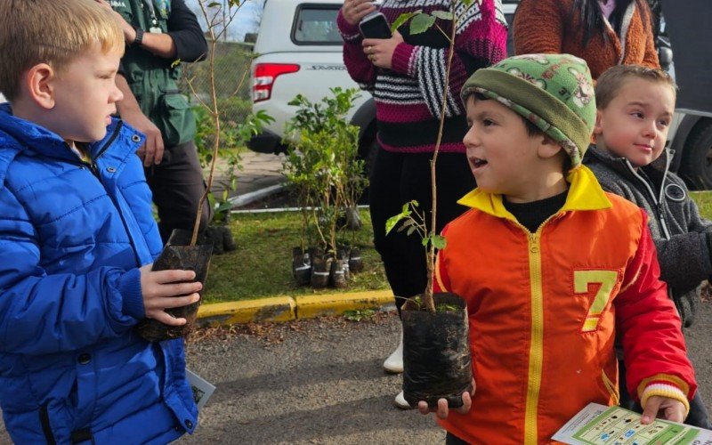 Mais de 300 mudas são distribuídas em pedágio ecológico