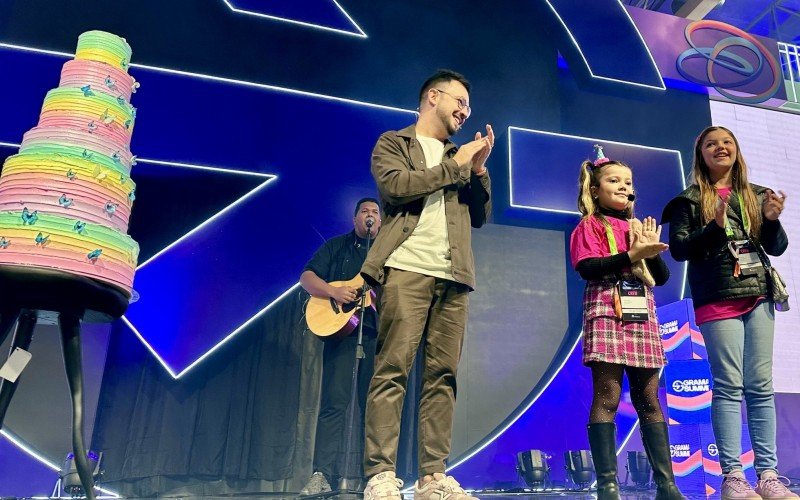 Filha de Marcus Rossi, Celina, completa 8 anos nesta quarta e foi homenageada na abertura da Gramado Summit