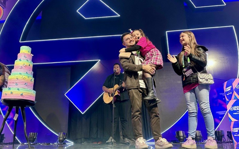 Filha de Marcus Rossi, Celina, completa 8 anos nesta quarta e foi homenageada na abertura da Gramado Summit