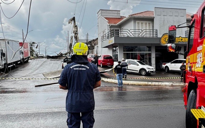  Temporal provoca destelhamentos e outros danos em São Miguel do Oeste, em Santa Catarina