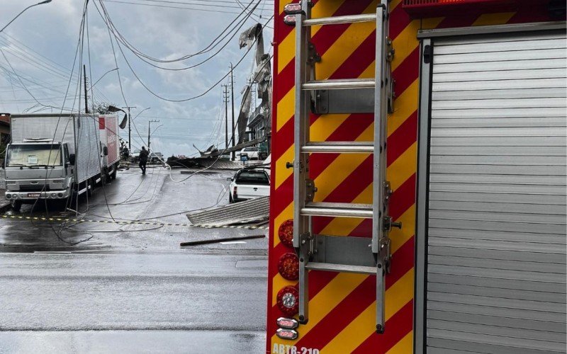  Temporal provoca destelhamentos e outros danos em São Miguel do Oeste, em Santa Catarina
