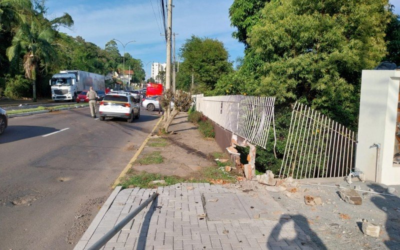 Portão de residência ficou destruído após colisão de carro e caminhão em Ivoti