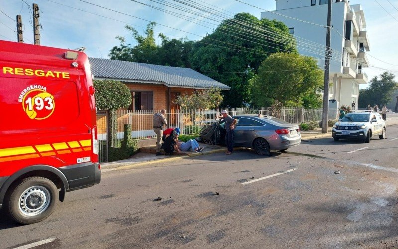 Carro colidiu em portão de residência em Ivoti