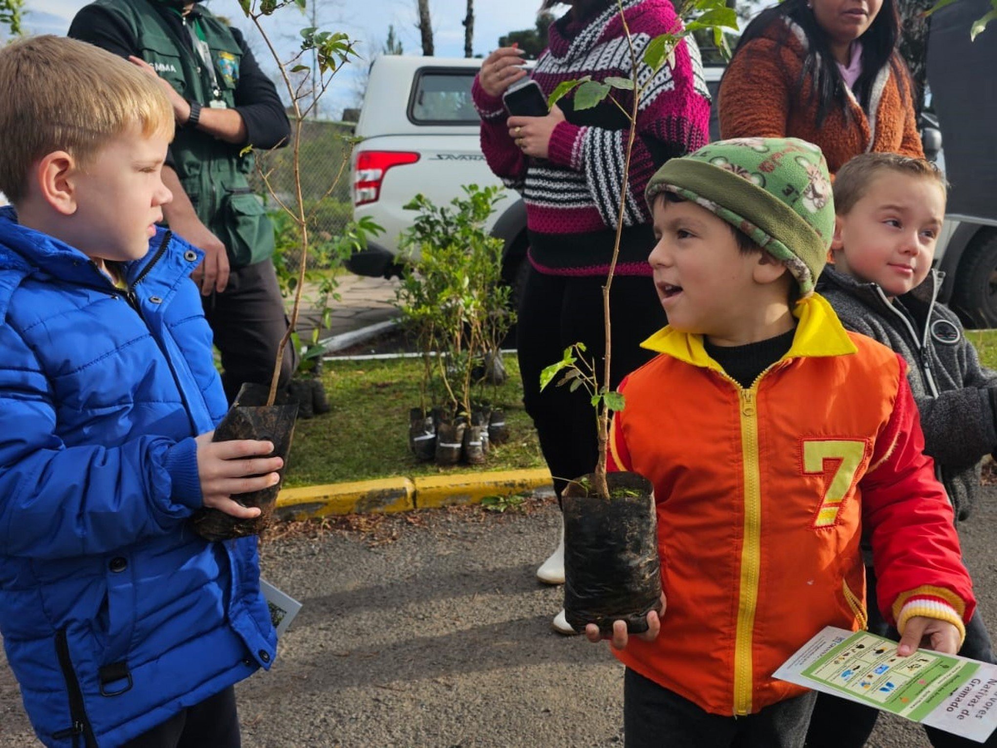 GRAMADO: Emei Caic faz "pedágio ecológico" com entrega de mudas