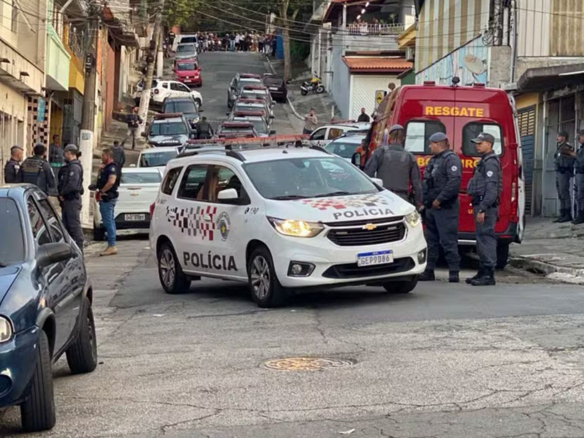 Homem faz esposa refém por mais de quatro horas; veja o desfecho