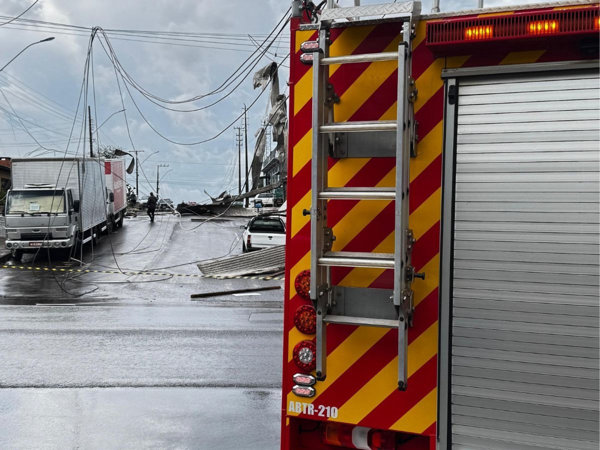 FOTOS: Temporal provoca destelhamentos e outros danos em cidade de Santa Catarina