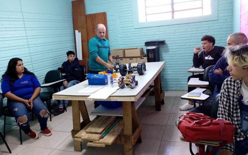 Aula de robótica na ONG Iluminar | abc+