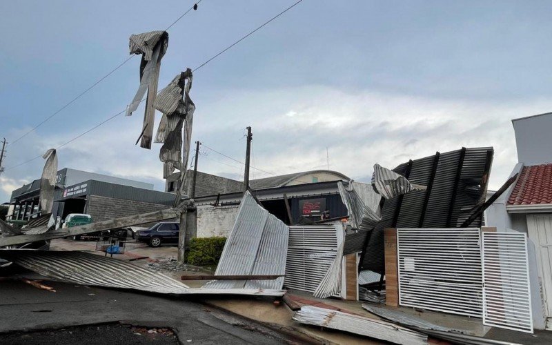 Vendaval causou destelhamentos em cidade do Oeste catarinense | abc+