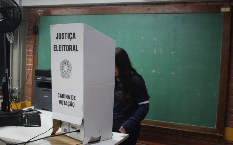 A estudante Clarissa dos Santos Rodrigues integra o eleitorado feminino na Emef Monteiro Lobato