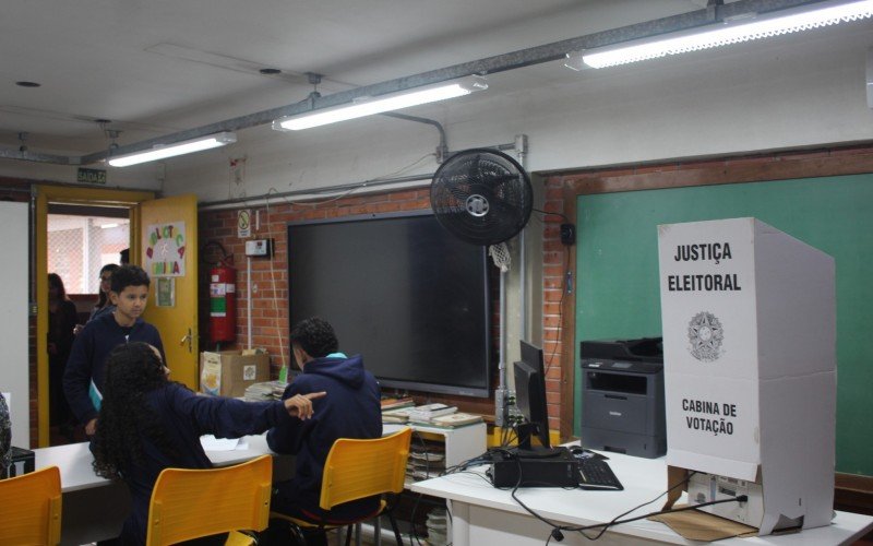 Oito escolas municipais realizaram a eleição para vereador mirim nesta quinta-feira (5)