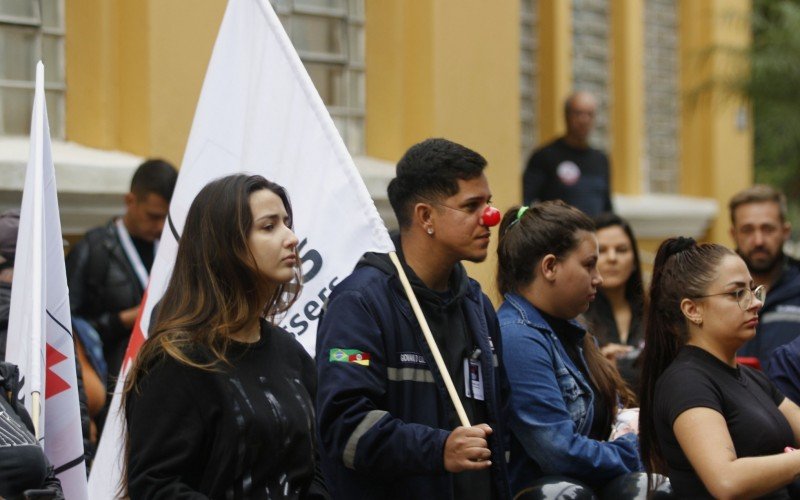 Manifestação, na manhã desta quinta-feira (5), visa a recontratação dos profissionais que acabaram desligados do HPS na noite desta quarta-feira (4)