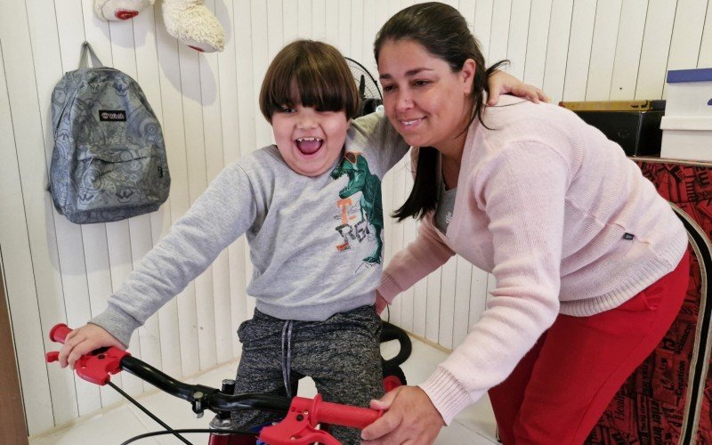 Menino tem 8 anos e precisa se adaptar às atividades do dia a dia