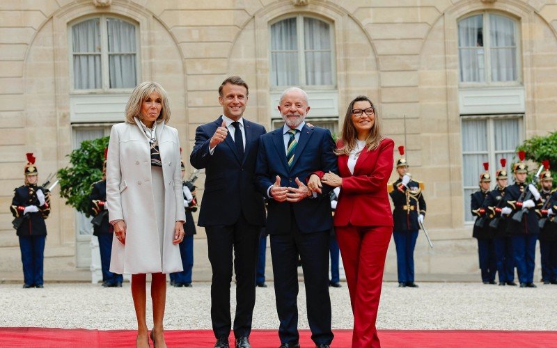 Lula, Macron e as primeiras-damas na chegada da comitiva brasileira a Paris | abc+