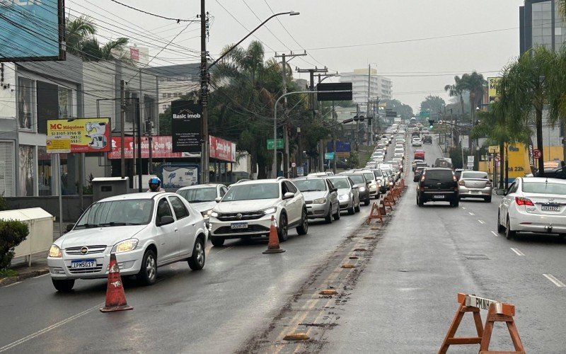 Canteiro central está sendo construído no acesso à cidade de Novo Hamburgo, obrigando motoristas a buscarem rotas alternativas | abc+