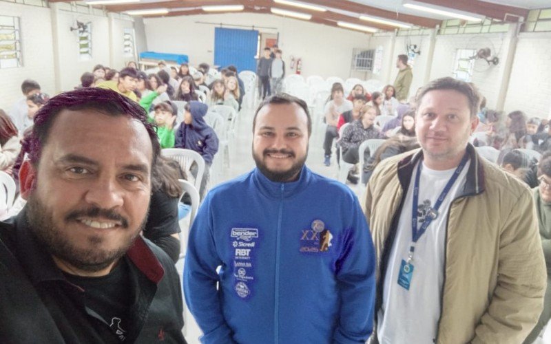 Alunos da escola Haydee Mello, no bairro Feitoria, tiveram oficina de grafite nesta quinta-feira (5)