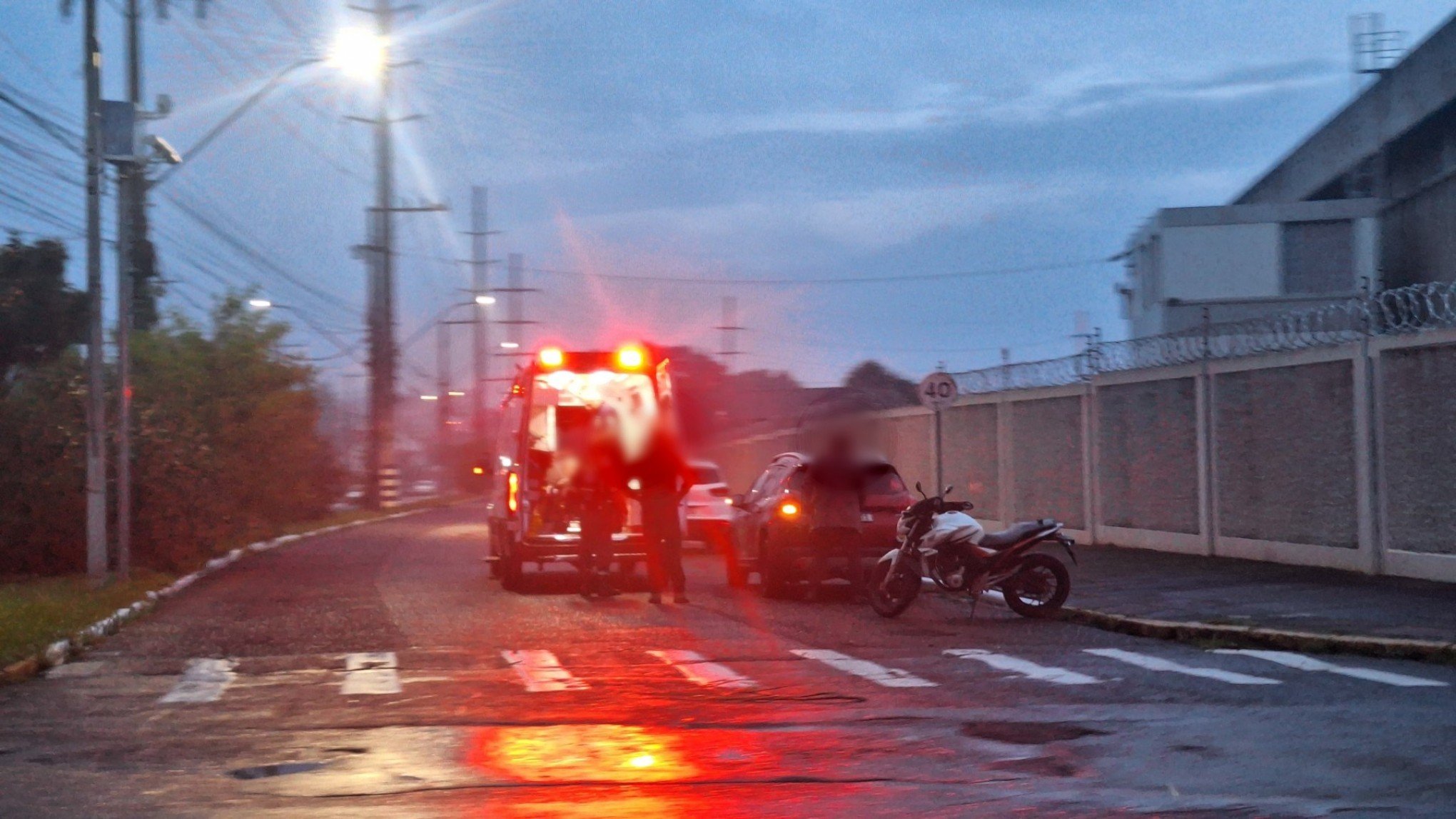Motociclista fica desorientado após queda de moto em cruzamento de Novo Hamburgo