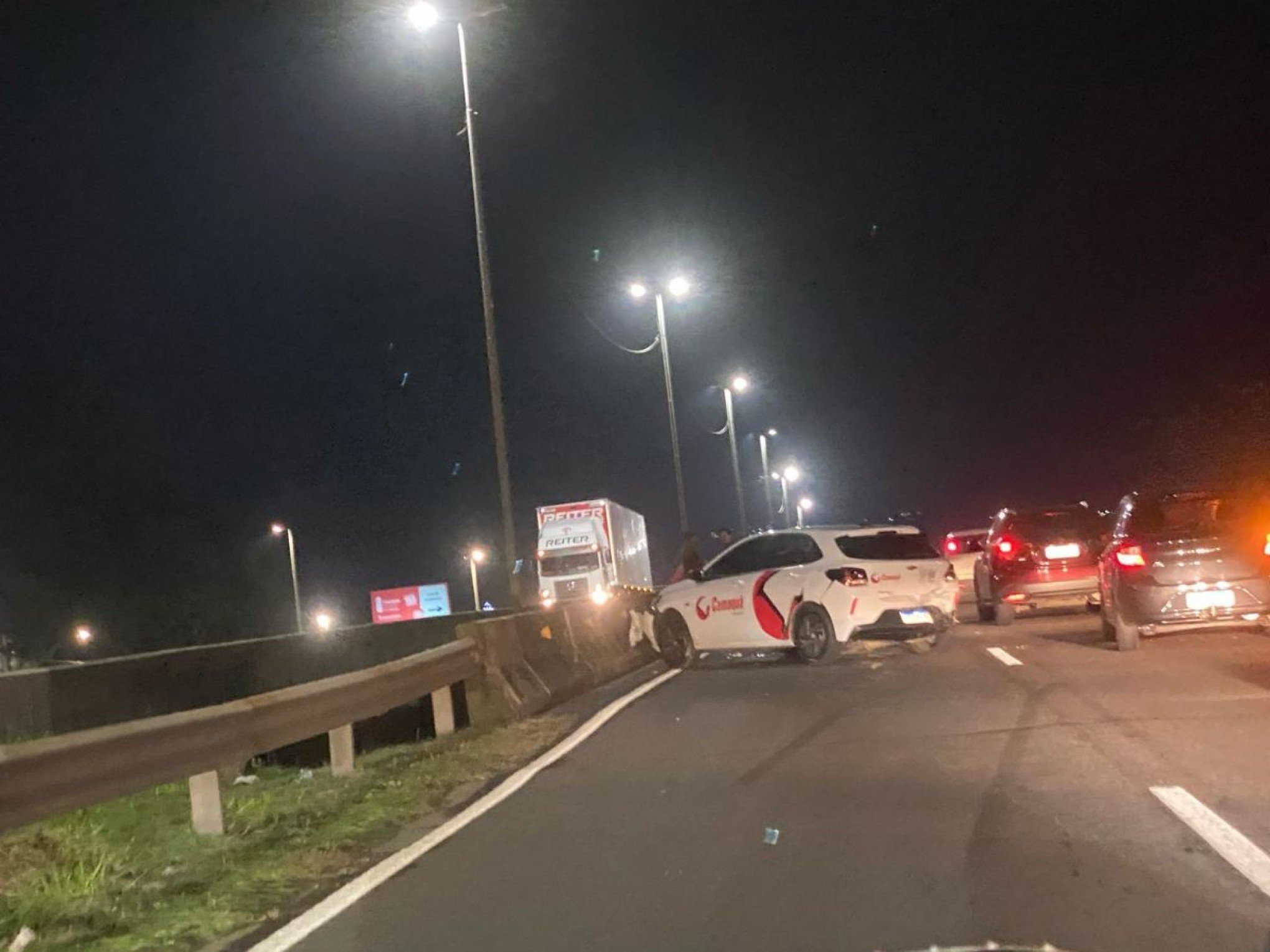 BR-116: Colisão entre carros em viaduto causa congestionamento em Novo Hamburgo