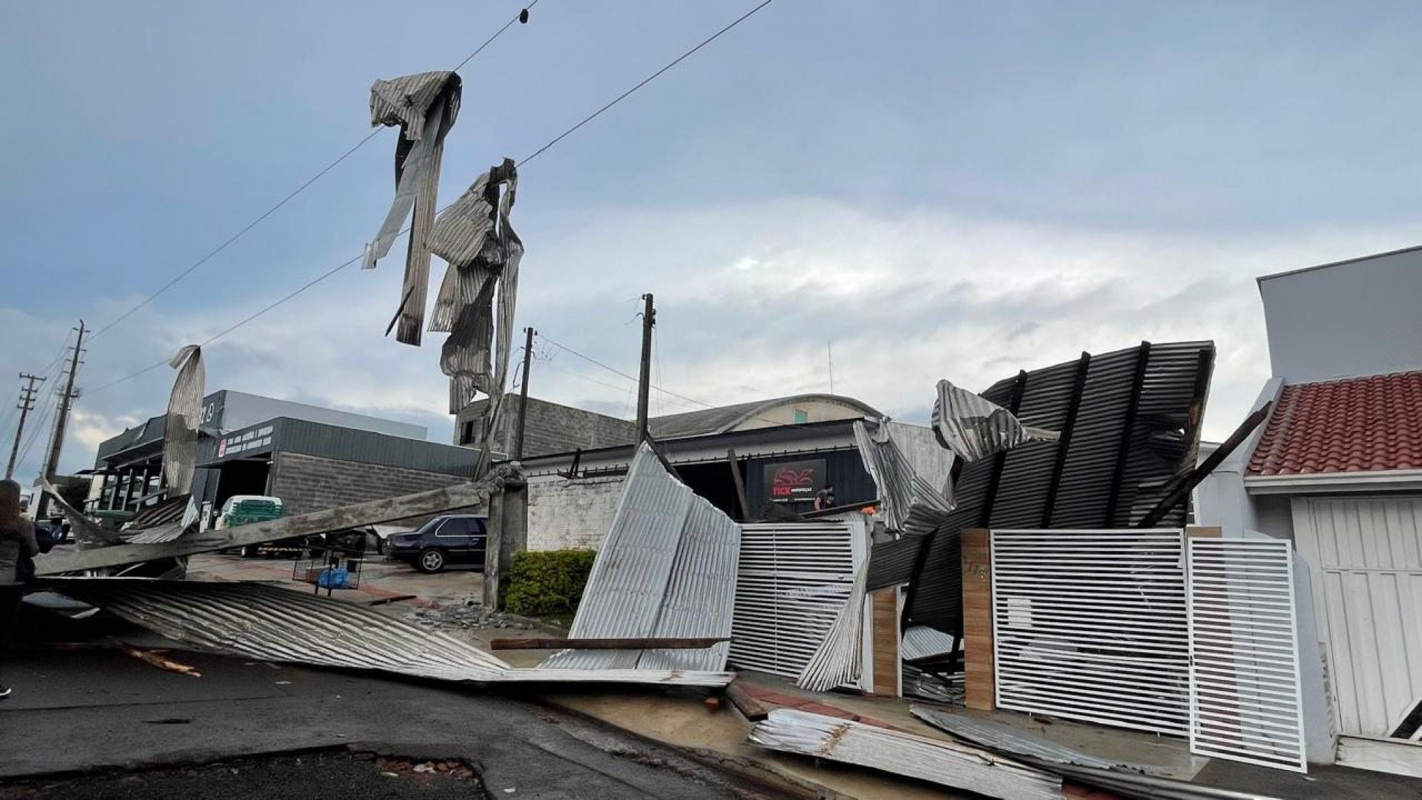 VÍDEO: Vendaval de apenas dois minutos causa destruição no Oeste de Santa Catarina