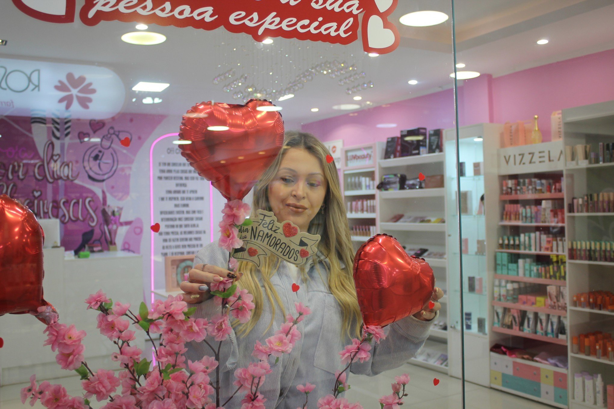 Vitrines decoradas e promoções: lojas atraem clientes para o Dia dos Namorados em Canoas