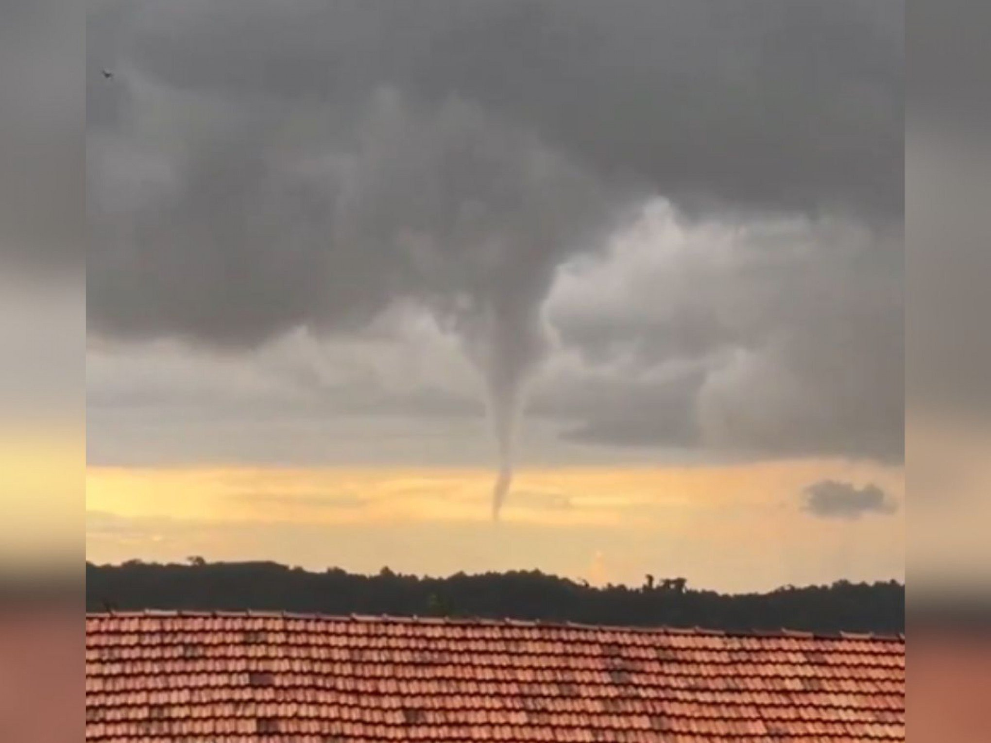 Nuvem funil, vendaval e destelhamentos; veja imagens dos estragos em Santa Catarina