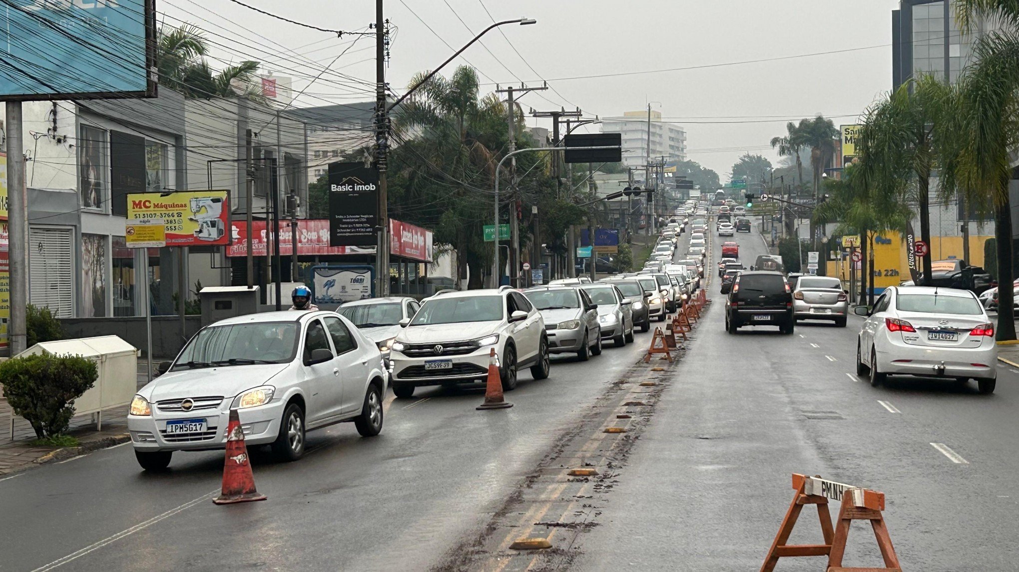 Obra provoca estreitamento de pista e afeta trânsito na entrada de Novo Hamburgo