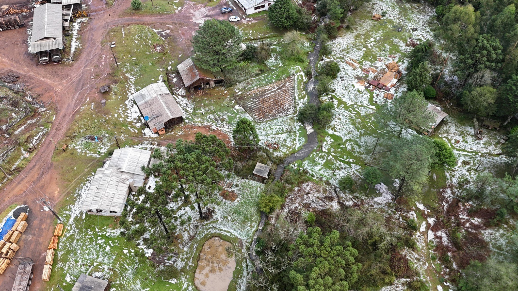 "Foi um fenômeno realmente fora do comum": Tempestade de granizo destelha dezenas de casas em São Francisco de Paula