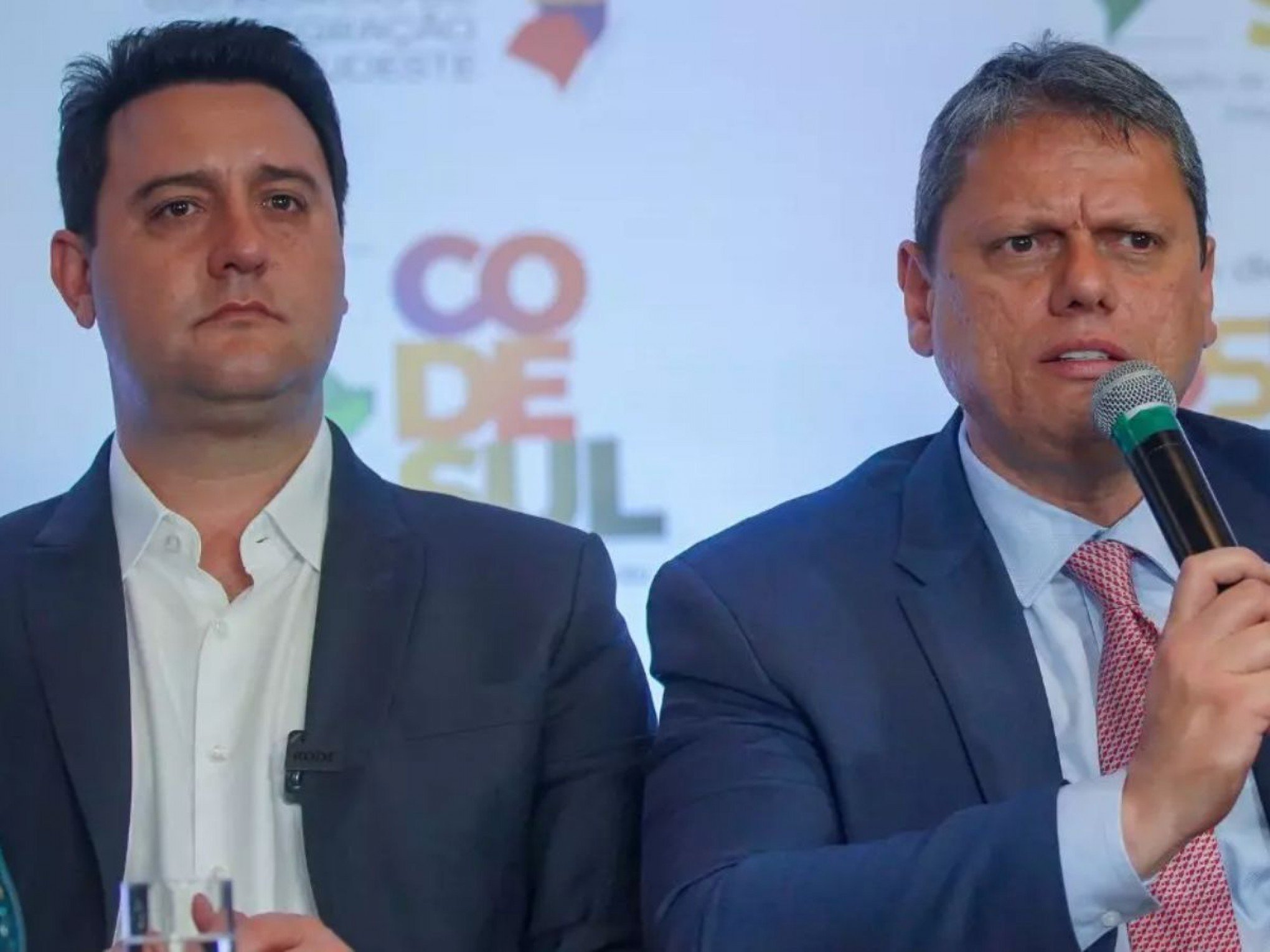Tarcísio e Ratinho crescem em pesquisa e aparecem empatados com Lula no 2° turno em 2026