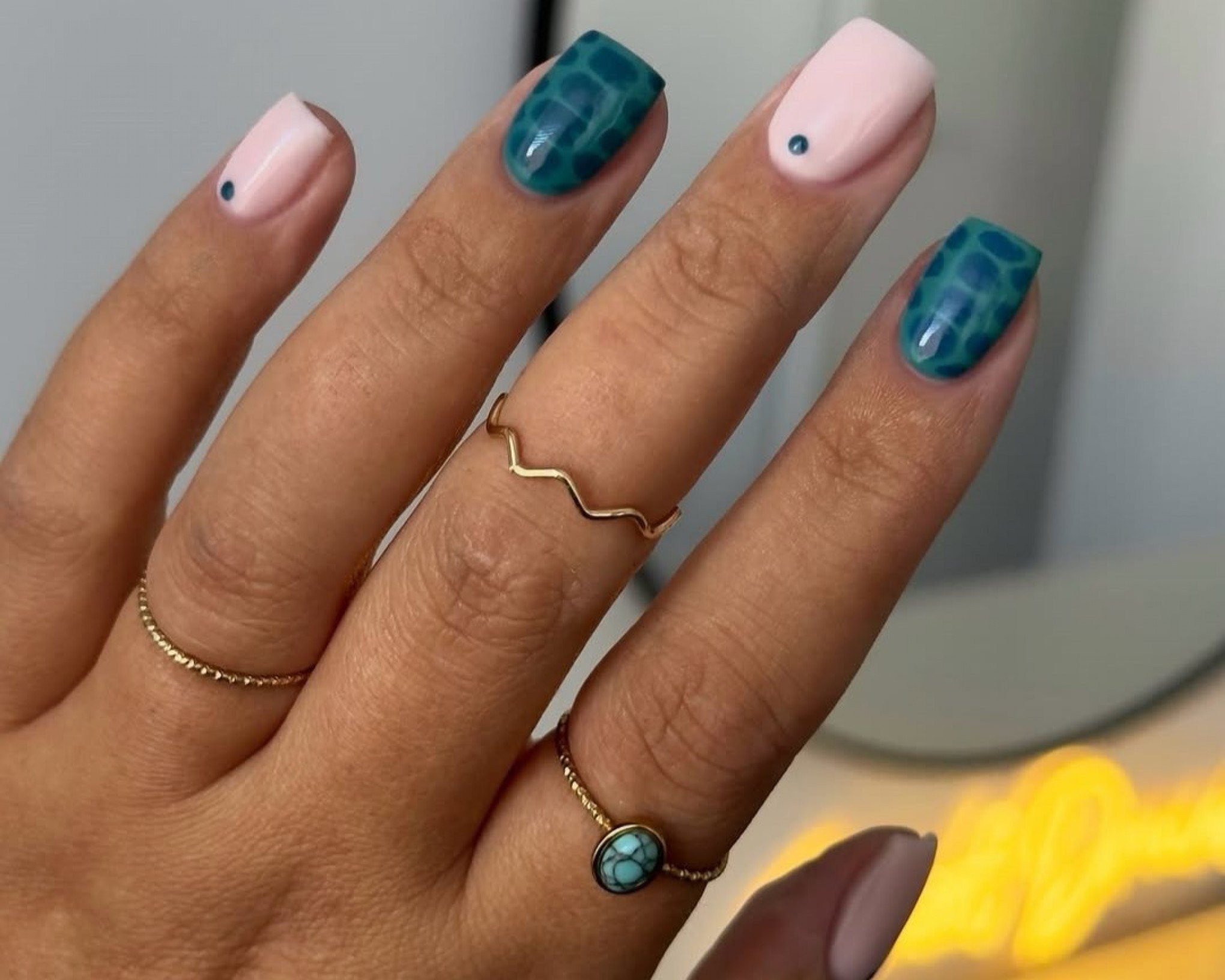 Inspiração de unha decorada com azul-petróleo  | abc+