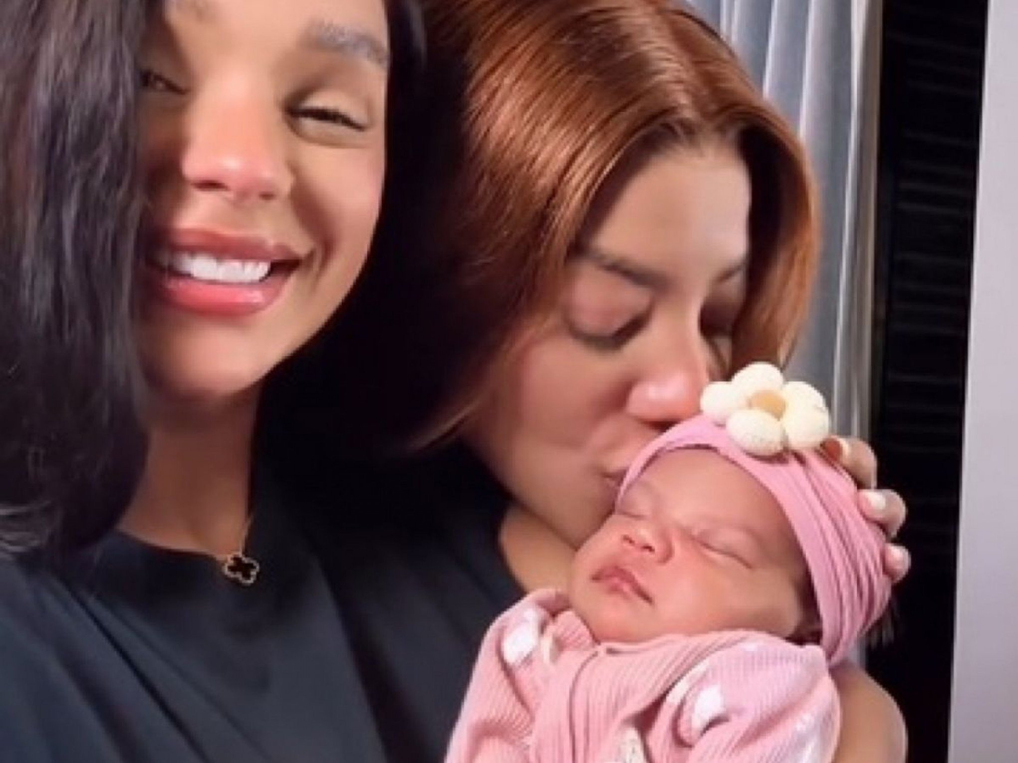 Ludmilla e Brunna Gonçalves exibem rostinho de Zuri pela primeira vez