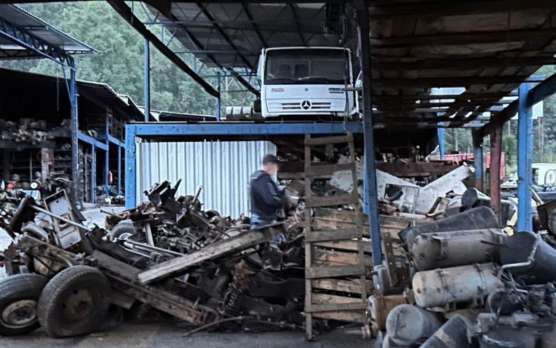 CARGA PESADA: Dono de centro de desmanche credenciado ao Detran é suspeito de adulteração de caminhões roubados por quadrilha